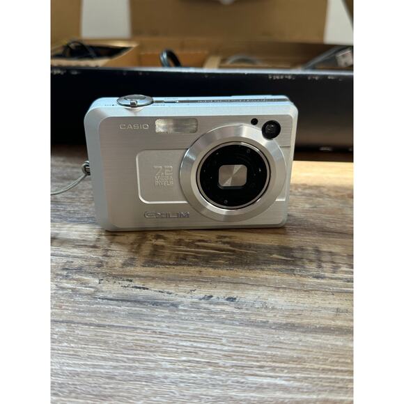 CASIO EXILIM EX-2750 7.2 Mega Pixels 3X Zoom With Charger USB Cradle - Picture 2 of 16